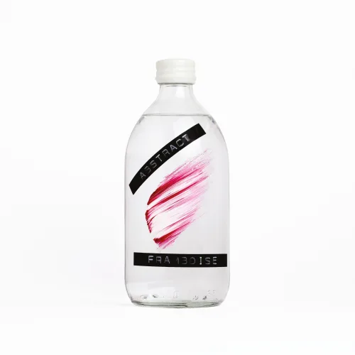 monochrome framboise distillat bouteille tache de peinture blanche et rose raspberry distillate bottle paint brush white and pink